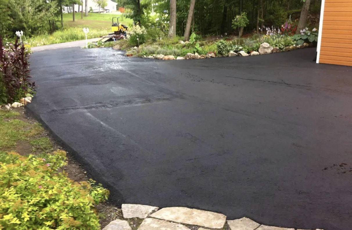Entrée d'asphalte scellée professionnellement à Longueuil