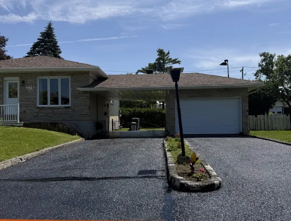 Scellant d'asphalte sur entrée de cour résidentielle à Longueuil