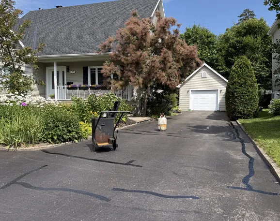 Scellant et traçage de stationnement commercial à Brossard