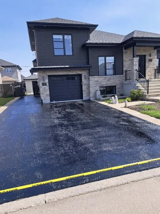 Application de scellant d'asphalte sur une entrée résidentielle à Longueuil